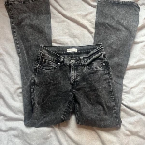 Mörk grå lågmidjade jeans - Säljer ett par mörk grå jeans från Gina Tricot med låg midja, bra skick💕  Skriv för frågor💕