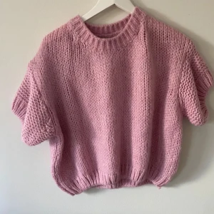 Rosa stickad tröja! Onesize!  - Säljer en mysig rosa stickad tröja med korta ärmar och ribbad nederkant. Perfekt för kyliga dagar när du vill ha något bekvämt och stilrent. Passar bra till jeans eller kjol för en avslappnad look. Absolut perfekta tröjan! 
