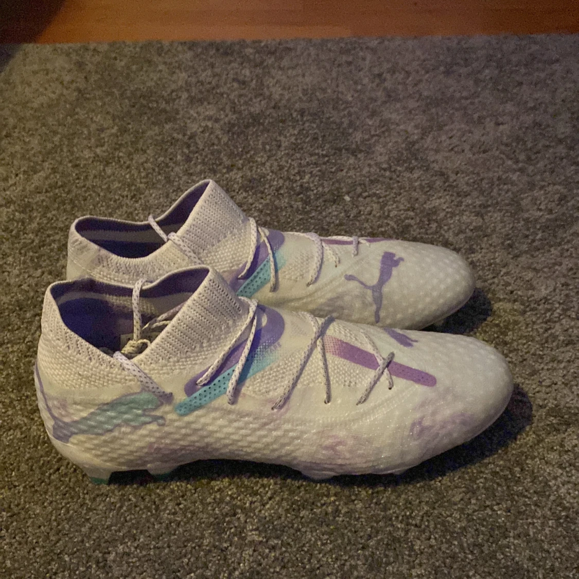 Ljuslila fotbollsskor från Puma - 1