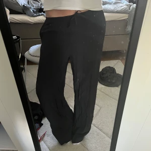 Byxor  - jätte sköna tunna byxor perfekt till sommar🥰🥰🥰