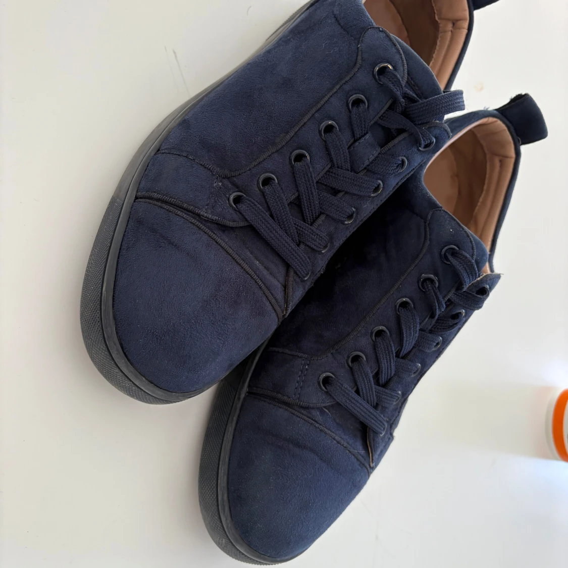 Mörkblå loubs sneakers i mocka - 4