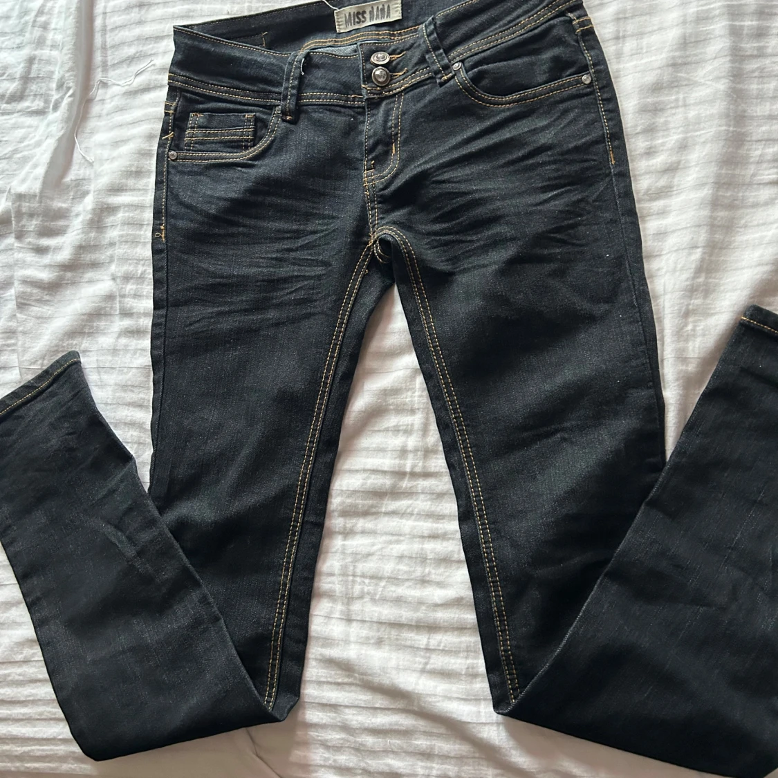 Svarta jeansbyxor från Miss JMA