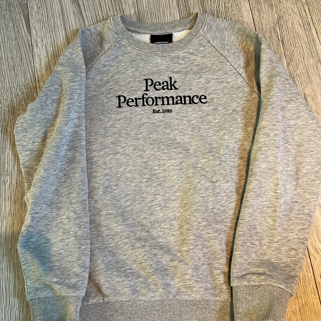 Grå sweatshirt från Peak Performance - 1