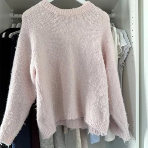 Ljusrosa stickad tröja - Ljusrosa stickad tröja från Gina Tricot i storlek S💞Den har blivit lite nopprig som man ser på bilderna men annars superfint skick då den endast är använd fåtal gånger.