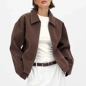 SÖKER JACKAN I S ELLER M - Velat ha denna jackan jättelänge!! Den är från Nakd och heter ”Jacka i fuskmocka med dragkedja” så om någon har denna eller annan med liknande stil i storlek S/36 eller M/38 - hör jättegärna av er!!🤗