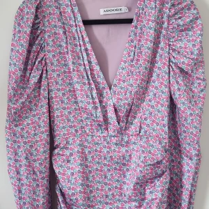 Adoore Amalfi stl 36 - Ny klänning utan prislapp från Adoore i modellen amalfi. Perfekt till sommaren!