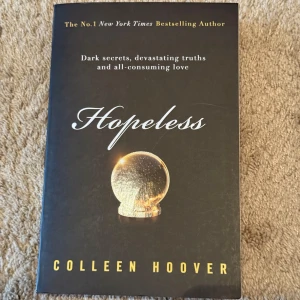 Hopeless (oanvänd) - Säljer boken 'Hopeless' av Colleen Hoover. En engelskspråkig roman med svart omslag och guldfärgad text. Boken handlar om mörka hemligheter, sanningar och kärlek. Perfekt för dig som gillar gripande och känslosamma berättelser.