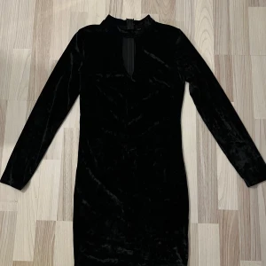 Sammetsklänning  - Strl Xs. Fin oanvänd klänning från Mohito med fin utskärning  📏 82cm från axeln ner, 45cm ärm från armhålan