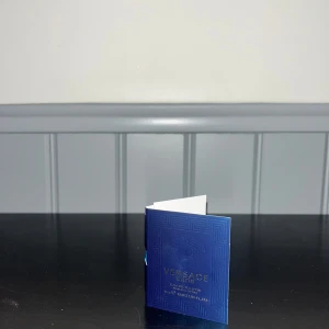 Versace Eros edt - Versace Eros Edt (blå) 1ml 25kr st, 2st kvar. Kan sänka priset vid köp av minst 2st.
