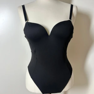 Body h&m super pushup  - Superfin trendig body från h&m i storlek 34.Passar en a kupa. liten i storleken. Köp sker via köp nu, jag postar inom 24h. Kvar tills markerad såld 