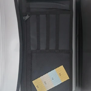 Grå dokumentväska med dragkedja och fack - Säljer en praktisk grå dokumentväska med flera fack och dragkedja. Perfekt för att organisera papper, pennor och kort. Väskan har ett stilrent utseende och är lätt att bära med sig till skolan eller jobbet.