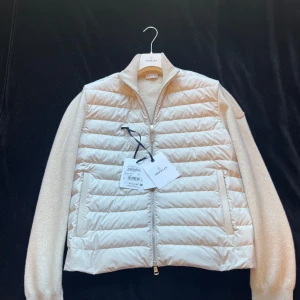 Moncler cardigan cashmere/wool - Hej! Säljer en nästan helt ny Moncler-kofta, beige i ull och kashmir.  Jackan har endast använts totalt 3 gånger och har inga tecken på slitage, fläckar, märken eller liknande. Nästan ny   Köpt ny för 13 000kr.   Perfekt för vår, sommar och höst  Supersällsynt jacka som man inte kan få tag på längre  Jackan är givetvis äkta, autentiskt bevis skickas vid intresse av köp.   Bara hör av dig om du är intresserad   Fr