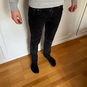 Nudie jeans  - Säljer ett par nudie jeans i färgen svart, dom har en sjukt skön passform✅normala i storlek. Pruta vid snabb affär