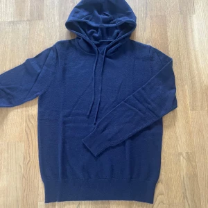 Kashmir/Merinoull Hoodie - En riktigt stilren Kashmir/Merinoull Hoodie i storlek XS!🌟 Perfekt tröja inför sommaren! Bara testad, aldrig använd! Hör av dig vid intresse eller minsta fundering!😊