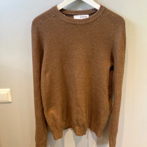 Selected Homme stickad tröja - Säljer en snygg stickad tröja från Selected Homme | Väldigt fint skick | M | Nypris runt 700 | Hör av er vid funderingar!