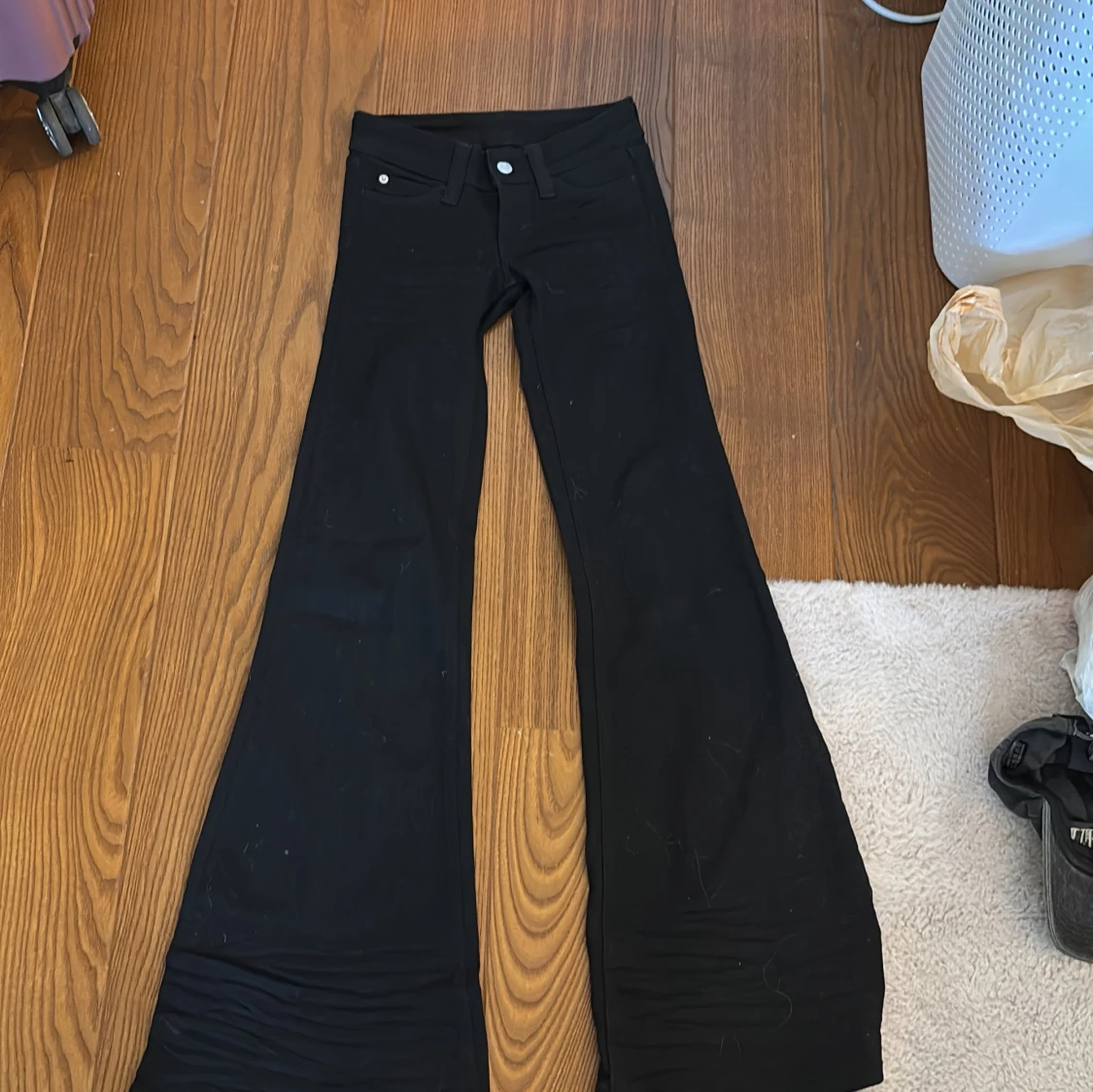 Svarta bootcut jeansbyxor