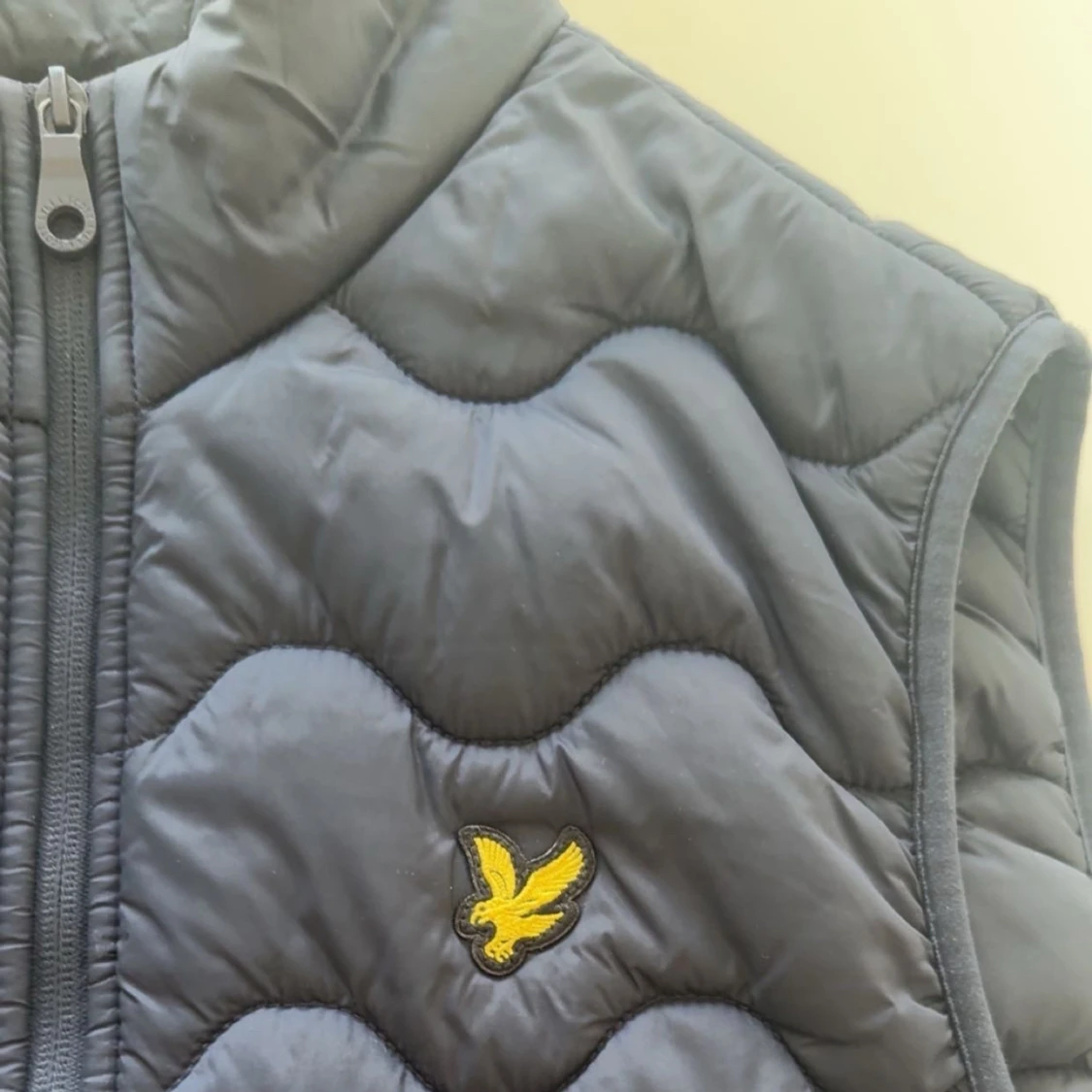 Mörkblå dunväst från Lyle & Scott - 4