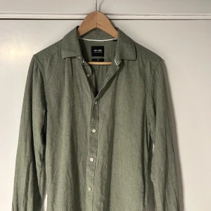 Grön linneskjorta från Only & Sons - Snygg grön skjorta i linné från Only & Sons. Som är använd max 3 gånger. Den är riktigt snygg och perfekt för dig som vill uppgradera din stil nu till sommaren. Det är en storlek S och det är slim fit så den sitter riktigt snyggt. Skriv vid frågor MVH VIGGO.