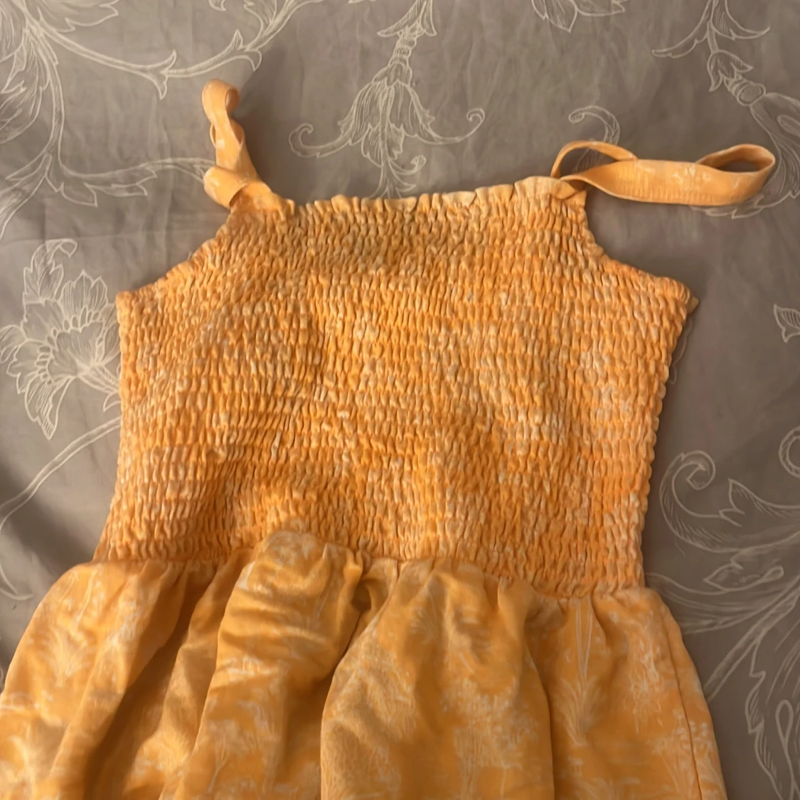 Gul somrig klänning med smock från Name It