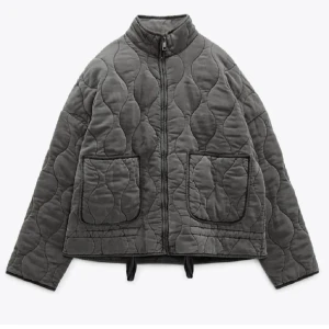 Quiltad grå jacka med dragkedja - Säljer en quiltad grå jacka från Zara  i storlek L, Jackan har hög krage, dragkedja framtill och två stora fickor. Den har en oversized passform och är perfekt för höst och vår. Passar mig som vanligtvis har S/m