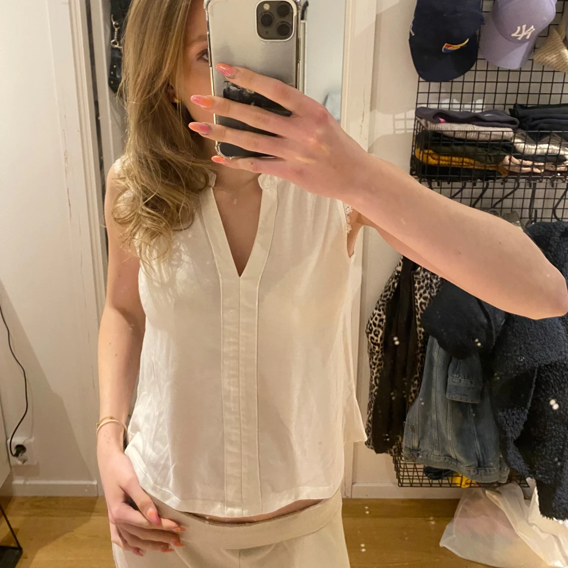 Vit ärmlös blus med spetsdetaljer - 3