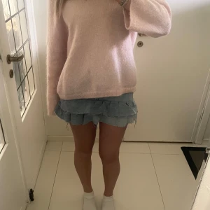 Jeans kjol med volanger - Jätte söt jeans kjol, den har några defekter som visas på bilderna och den är fel sydd på sidan💞 har lagt up flera jeans kjolar och shorts😊