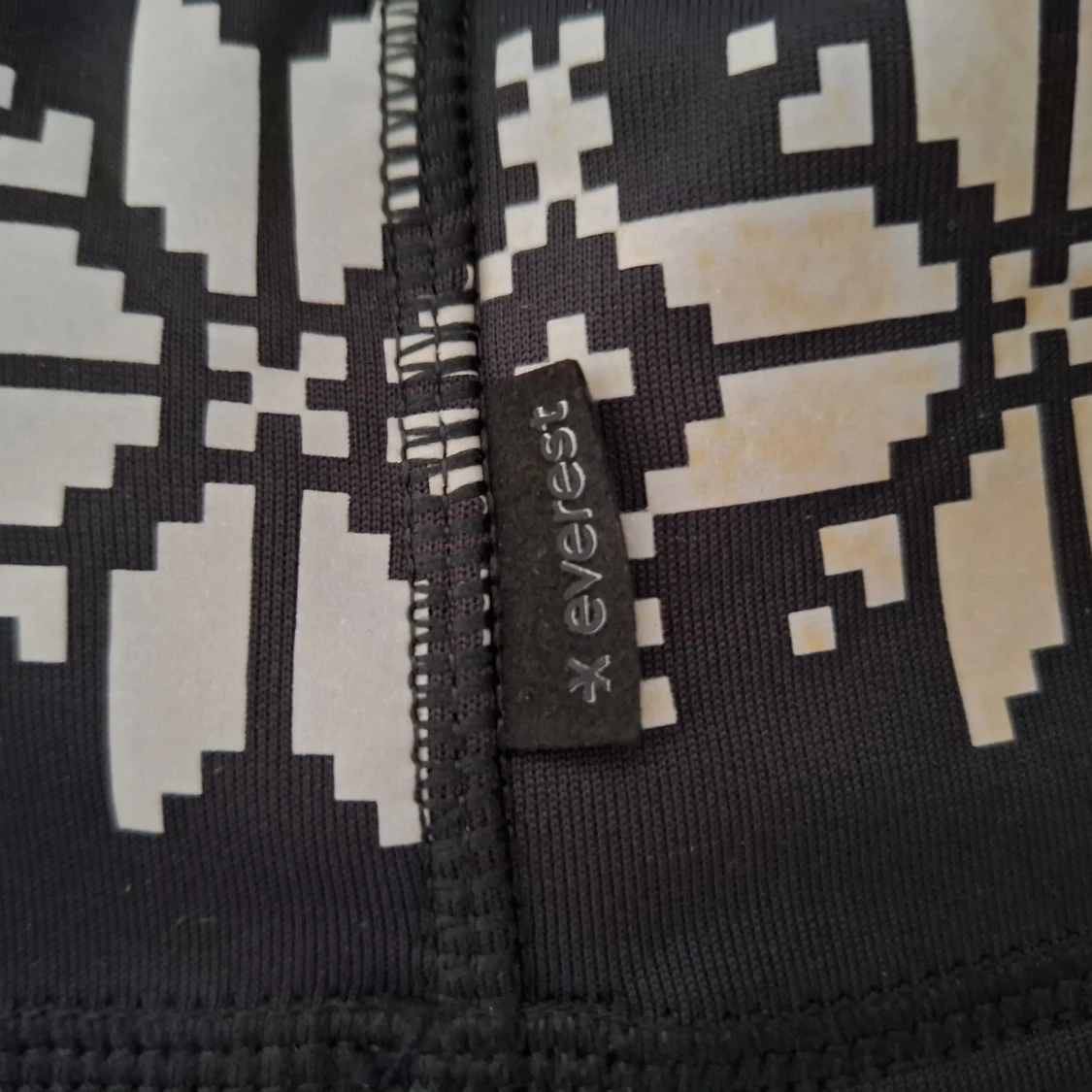 Svart mössa med vitt mönster från Everest - 3