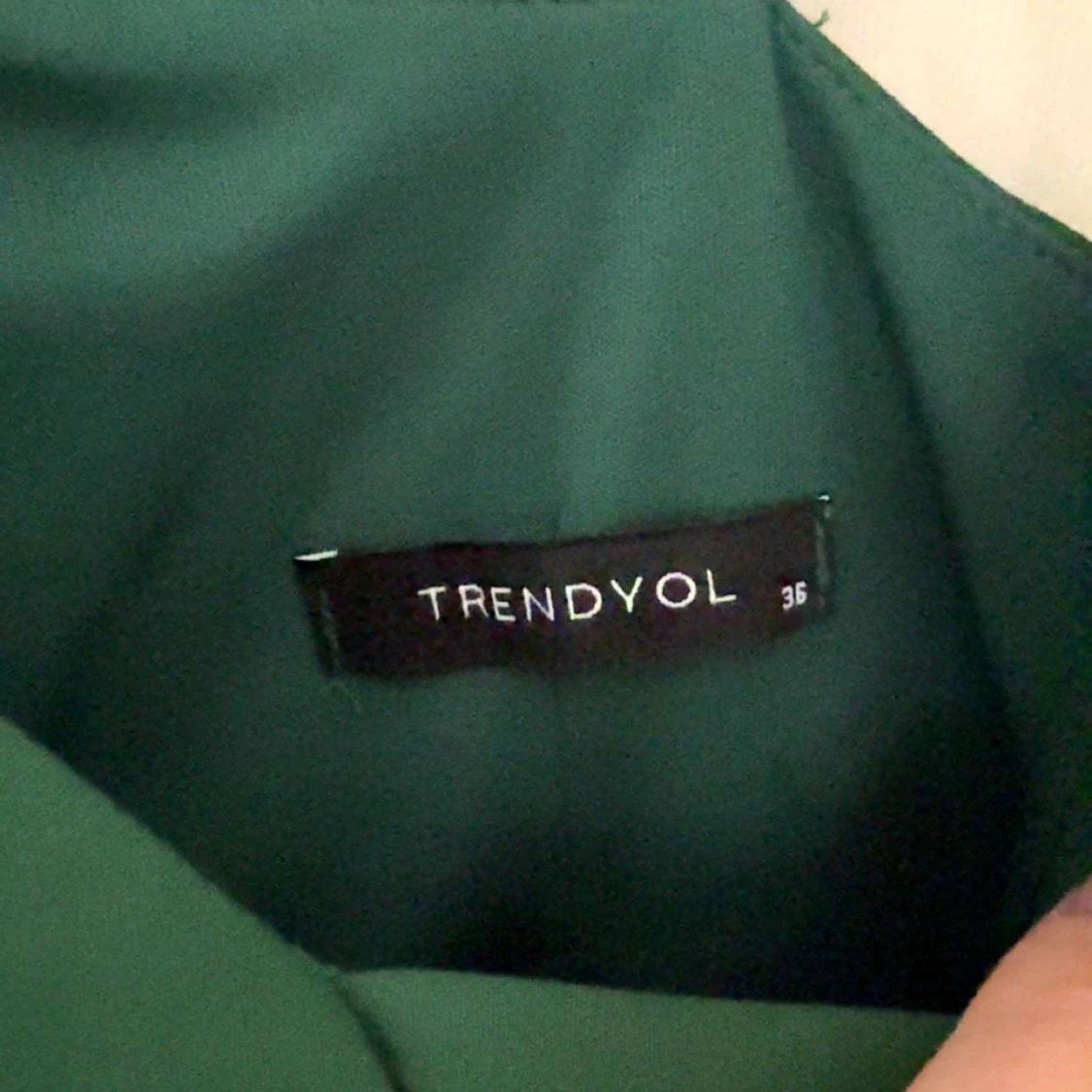 Grön långklänning från Trendyol med bälte - 2