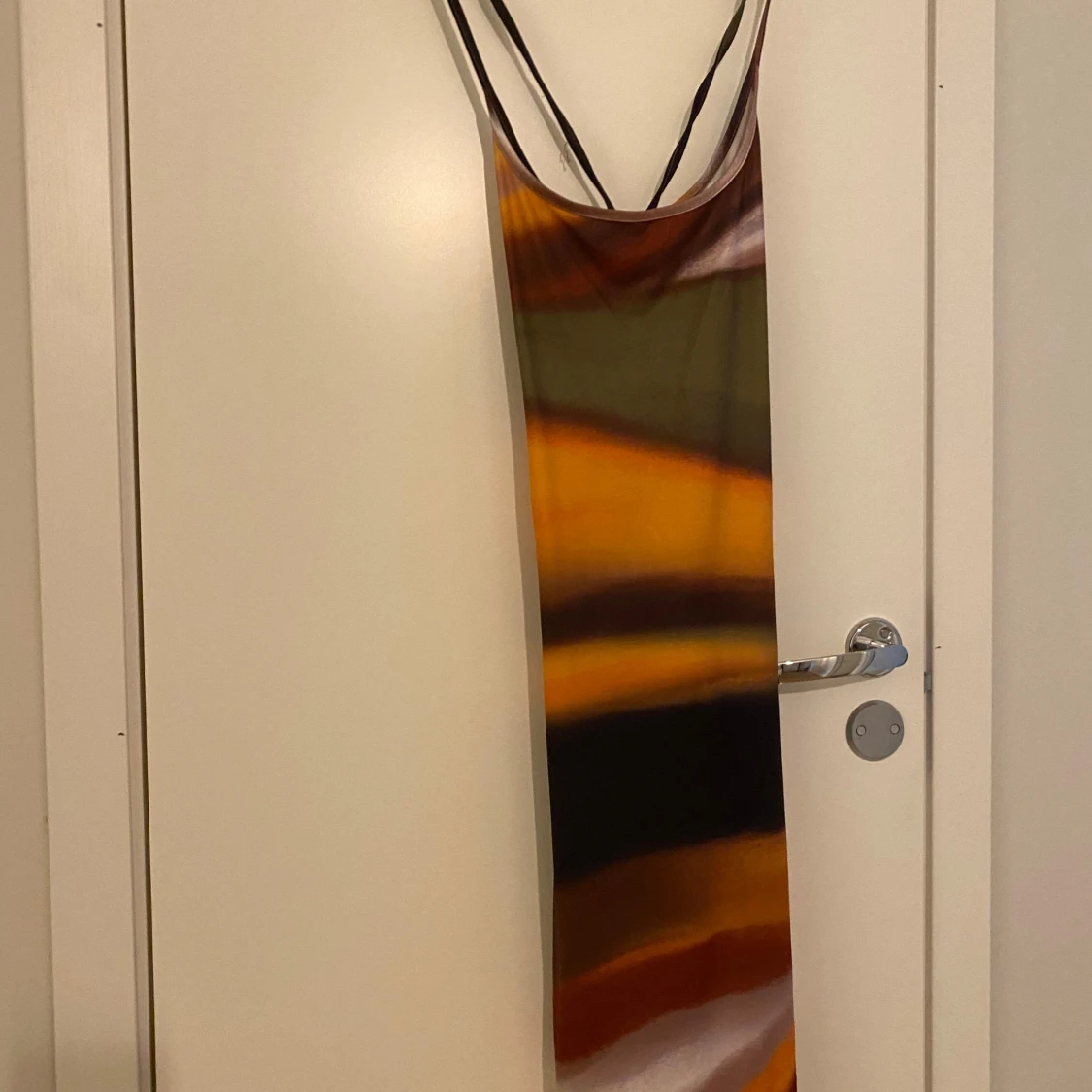 Flerfärgad långklänning med smala axelband