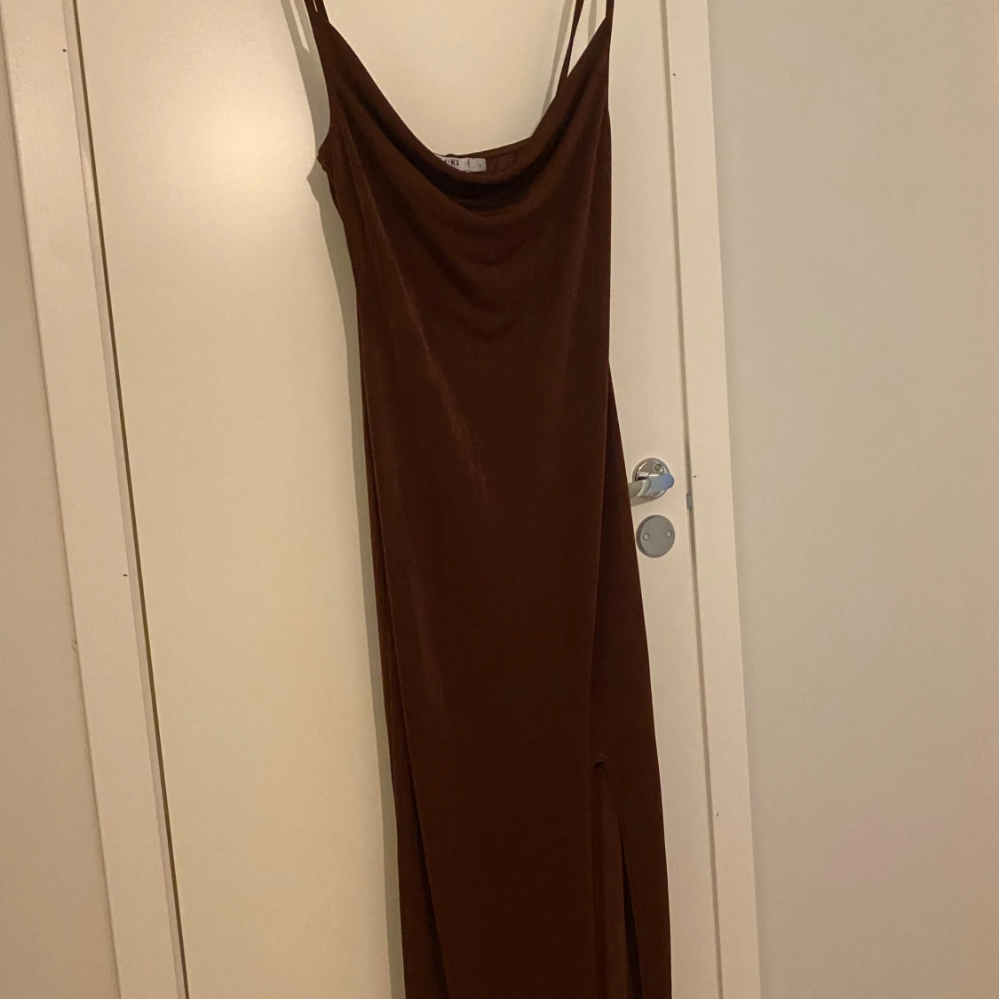 Brun långklänning med slits och tunna axelband - 3