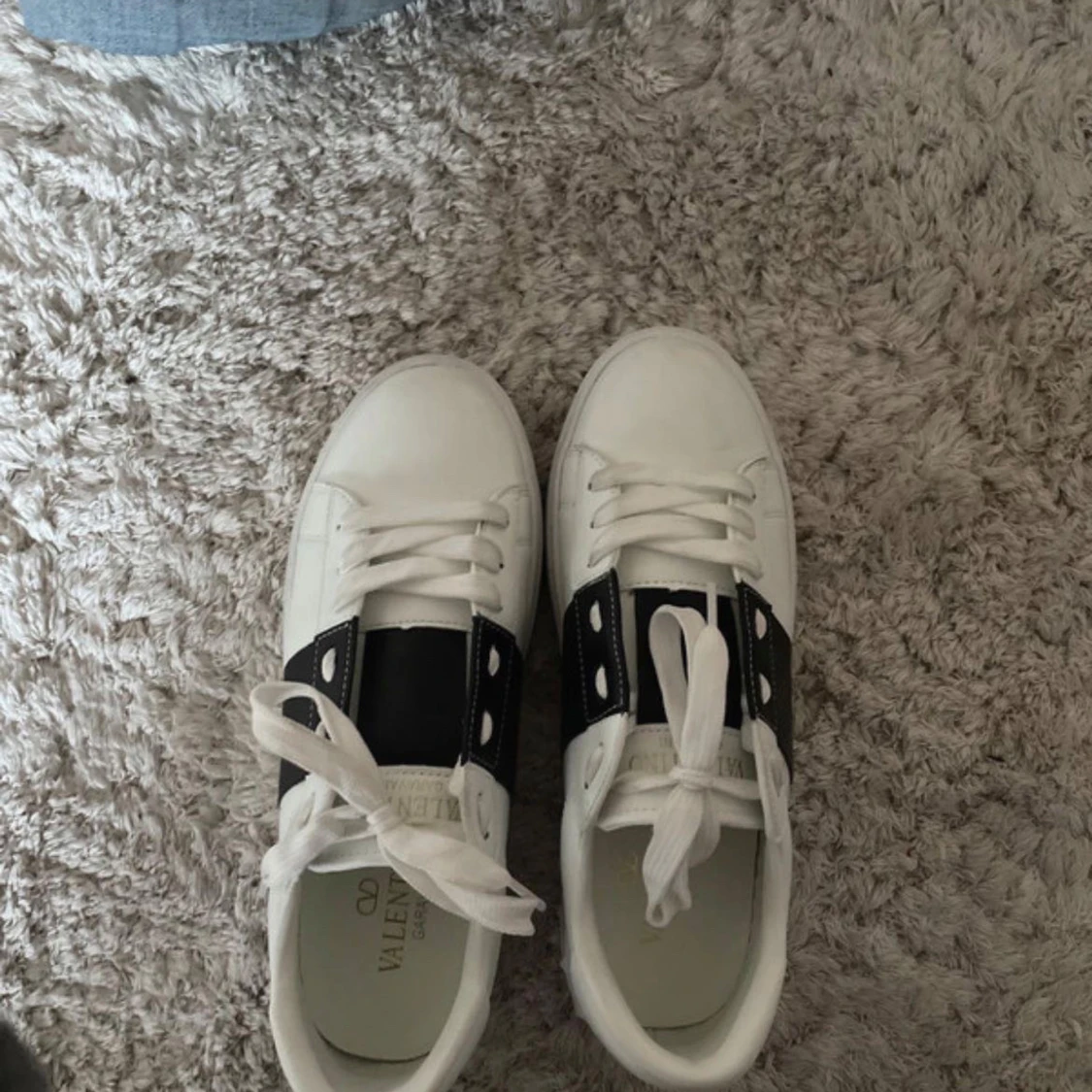 Valentino Garavani sneakers med svart detalj - 4