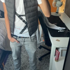 Väst  - Säljer nu denna sjukt feta uniqlo västen🤩. Västen är knappt använd och är väl omhändertagn. Den är i storlek xxs men skulle säga att den sitter mer åt xs hållet. 