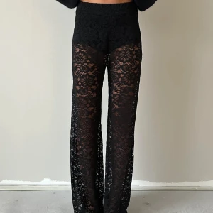 Spets byxor - Så snygga spets byxor från design by si i modellen ”Marla”,  som tyvärr inte kommer till användning. Byxorna är i använt, men mycket fint skick!🤍
