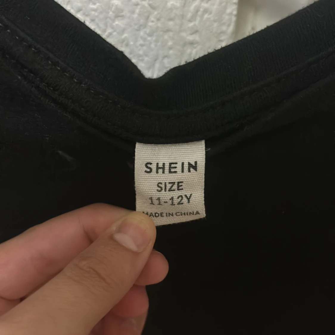 Svart t-shirt med tryck från SHEIN - 2