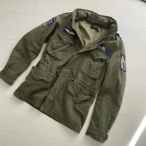 Ralph Lauren field jacket - Hej säljer min gröna fieldjacka från ralph Lauren den är i nyskick och ny pris ligger på runt 5500kr .  Jackan är i strl m och den kommer passa perfekt nu till våren! Skriv vid bilder eller frågor, vid snabbaffär=bättre pris