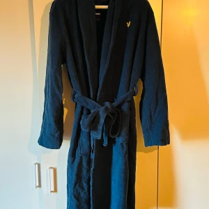  Lyle & Scott morgonrock - Säljer en stilren och bekväm morgonrock från Lyle & Scott i storlek M. Mjuk och skön kvalitet, perfekt för kyliga morgnar eller avslappning hemma. Pris: 499kr 