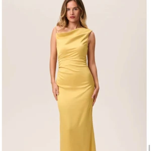 Adoore Almeria Dress  - Gul Adoore klänning med en figurnära passform och siluett. Klänningen är maxi-lång och har en slits längs ner. Perfekt till balen! Använd 1 gång. Nypris 1645kr med frakt och taxes, (finns inte på hemsidan). Fler bilder finns💓✨
