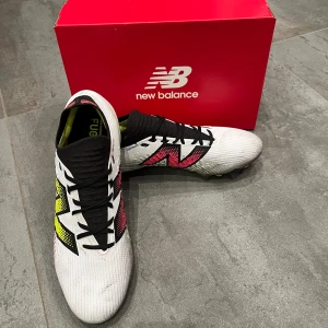 New Balance Tekela V4 Pro FG - Säljer ett par New Balance Tekela V4 Pro då de var för små för mig. De har endast använts 1 träning så är i bra skick förutom de svarta märkena som blivit från konstgräset.