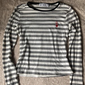 Randig tröja - Långärmad från carlings med broderar hjärta. Sparsamt använd så mycket fint skick💕