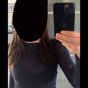 Mörkblå tight långärmad topp - Säljer denna mörkblå intimisimi tröja. Den kommer till för lite andvänding men den är verkligen super snygg. Har lite slitningar i armarna längst ner men inget man tänker på. Skriv privat för mer bilder. Pris kan diskuteras💕