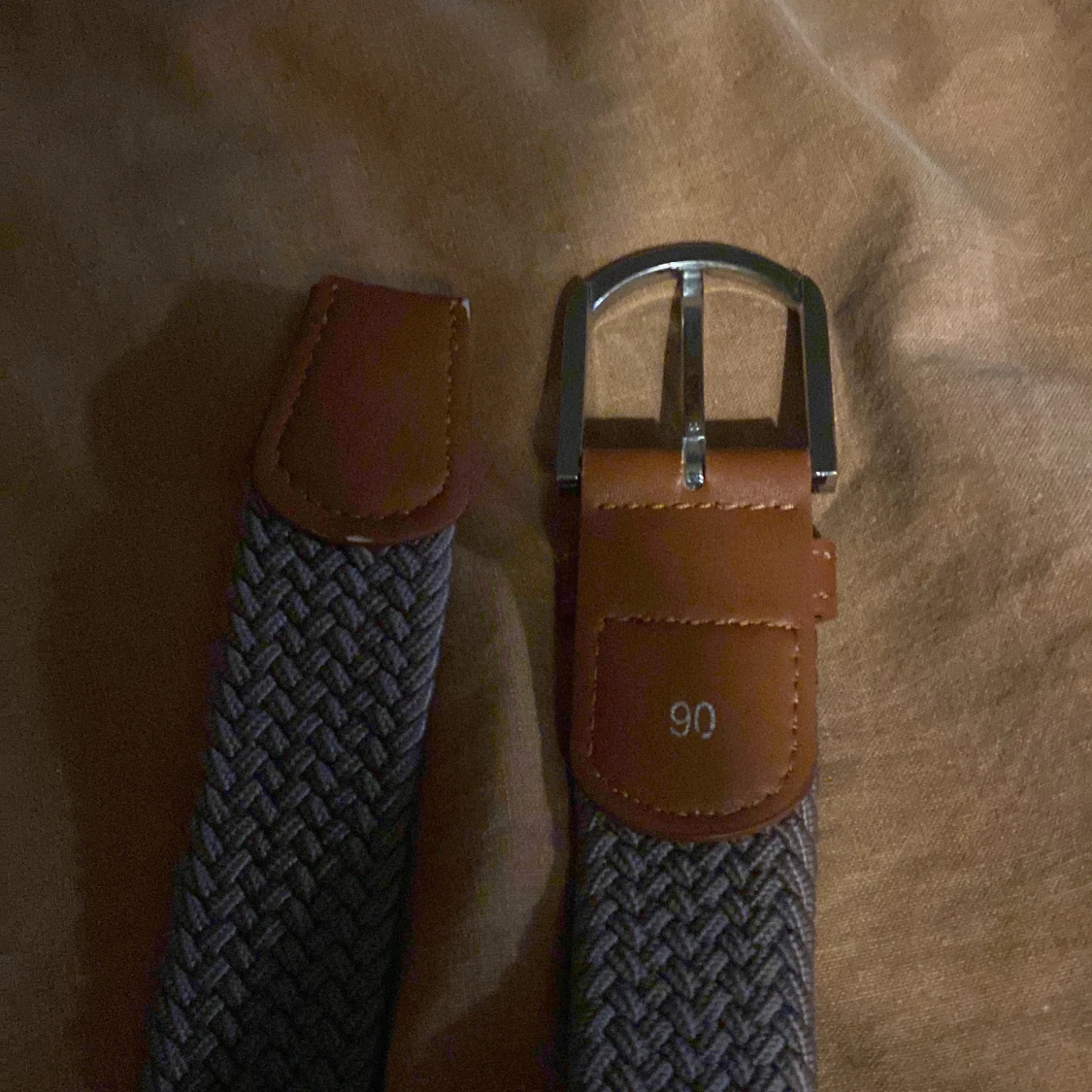 Grått flätat bälte med bruna skinn-detaljer