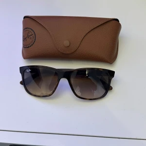 Ray-Ban Boyfriend - Snygga solglasögon från Ray-Ban med klassisk wayfarer-form och leopardmönstrad båge i bruna nyanser. Glasen är tonade i brunt och bågarna har Ray-Ban-logga på sidorna. Perfekt accessoar för soliga dagar. Storlek 51