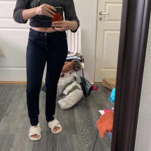 Mörkblå jeansbyxor från b.young - Säljer ett par mörkblå jeansbyxor från b.young med klassisk femficksdesign och smal passform. Byxorna har normalhög midja och är perfekta för dig som gillar en enkel och stilren look. Snygga att matcha med både crop top och stickad tröja.