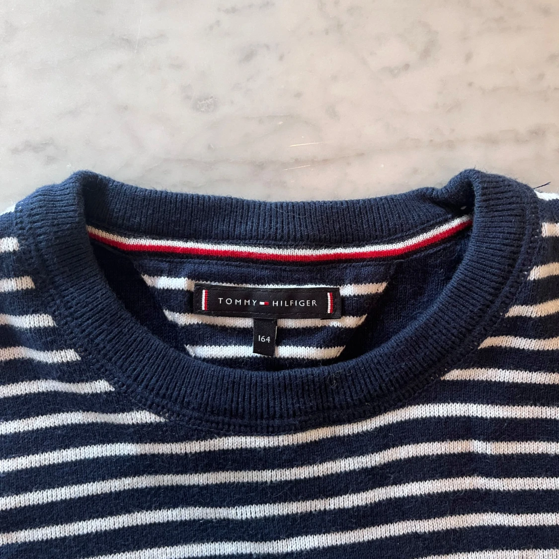 Marinblå och vit randig tröja från Tommy Hilfiger - 3