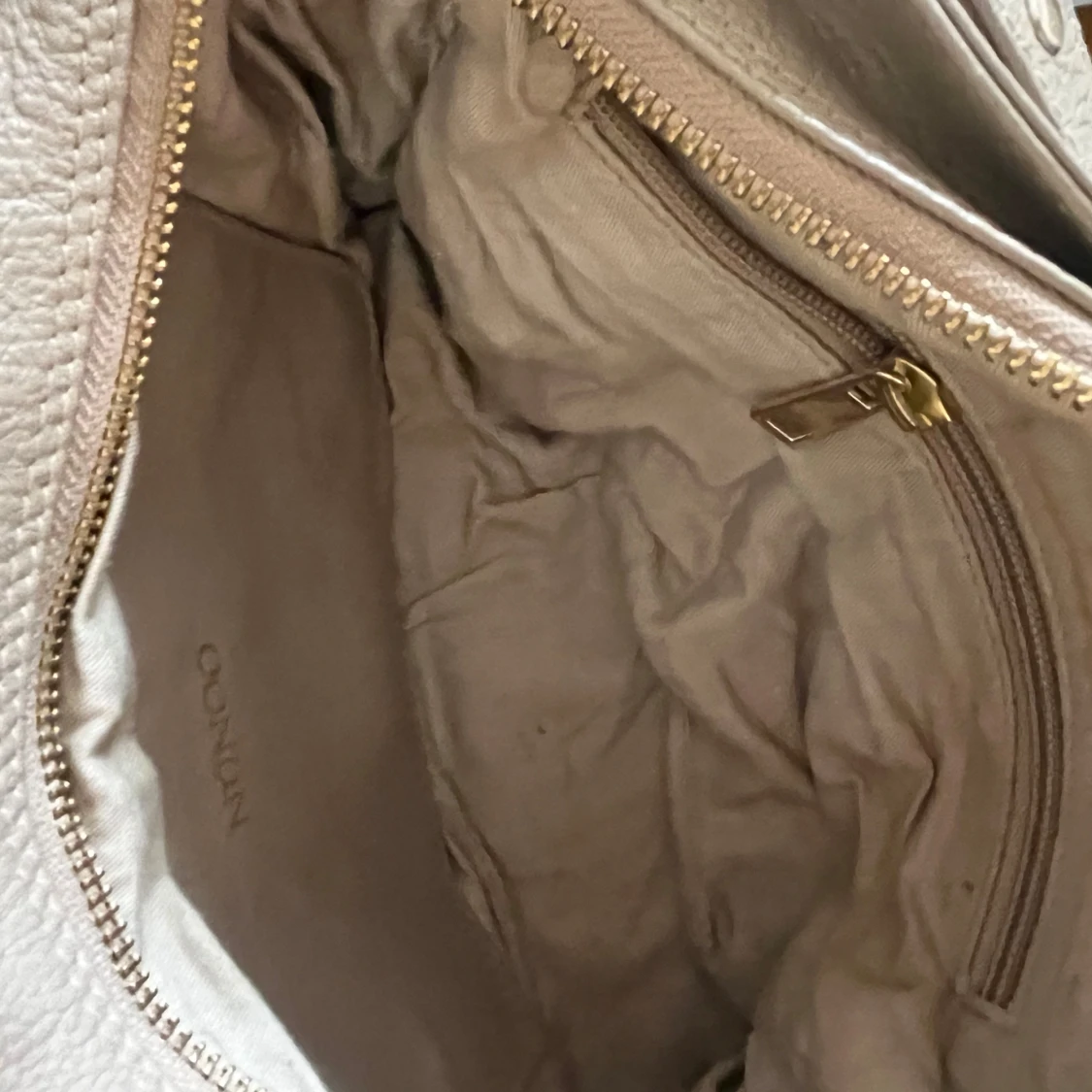 Beige väska från Núnoo med guld knappar/ nitar.  - 4