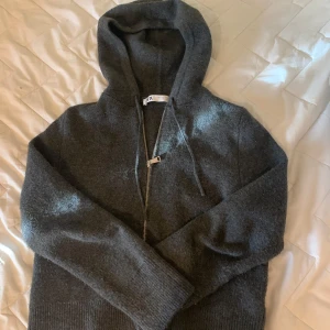 Mörkgrå hoodie med dragkedja från ZARA - Fri frakt