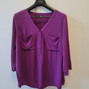 Blus från Bonprix strl 48 - Säljer en blus med tre kvarts arm i ledig passform, material viskos. Storlek 48. Kan hämtas i Vallentuna.