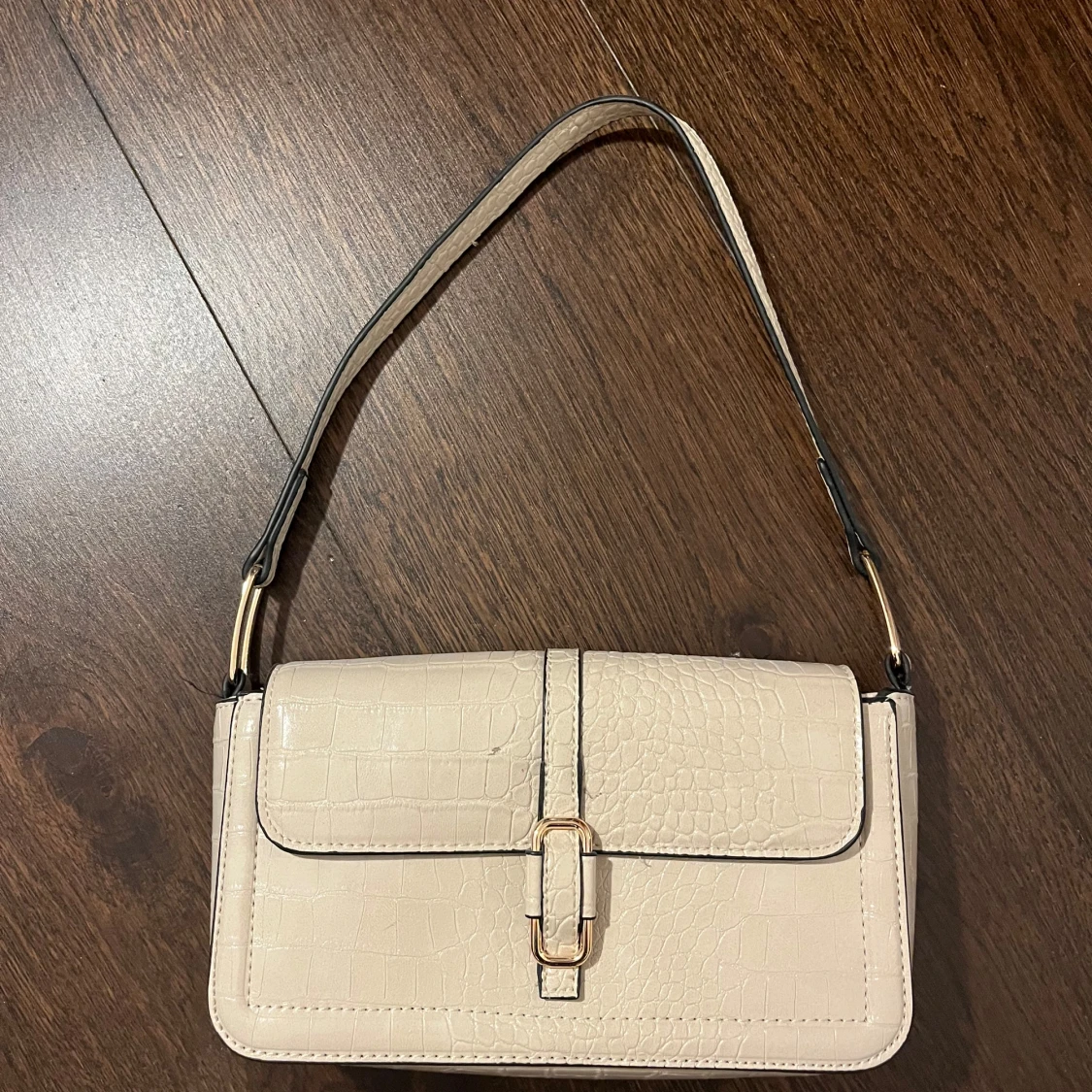 Beige axelväska med krokodilpräglat mönster