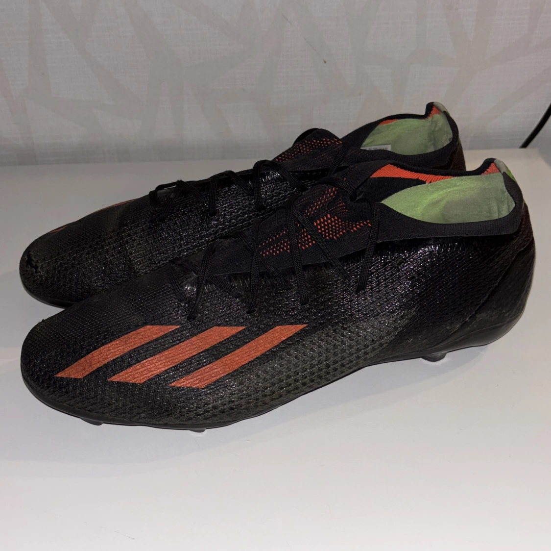 Svarta fotbollsskor från Adidas med röda ränder - 2