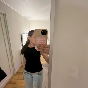 Svart ärmlös topp från ZARA - Säljer en svart, enkel och stilren ärmlös topp från ZARA. Säljer den för att den sitter för tajt och är lite liten på mig. Använd max 3 gånger 